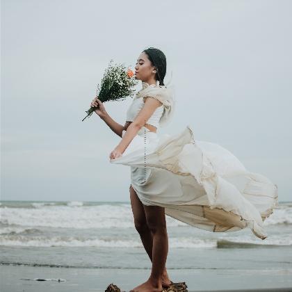 中年女人梦见翡翠手镯碎了,女人梦见自己的翡翠手镯断了是什么兆头