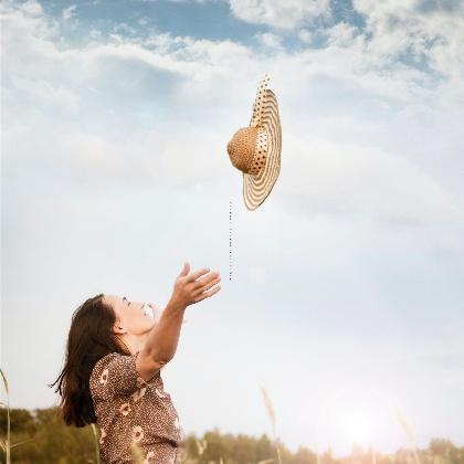 女人梦见两只狗,女人梦见两只狗追着咬我是什么意思